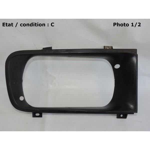 Enjoliveur phare droit calandre