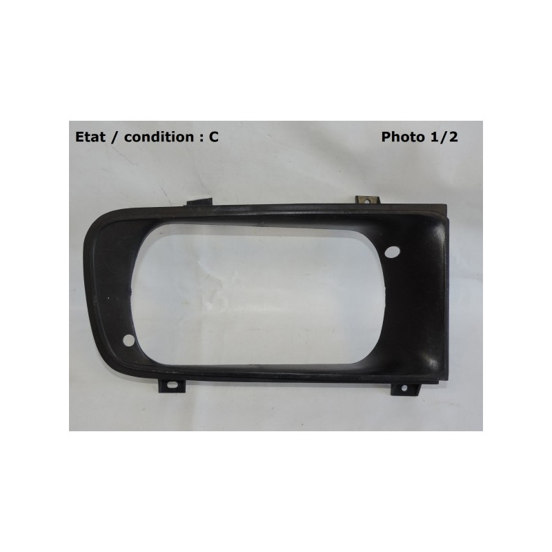 Right headlight surround (radiator grill)