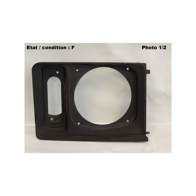 Enjoliveur phare droit calandre